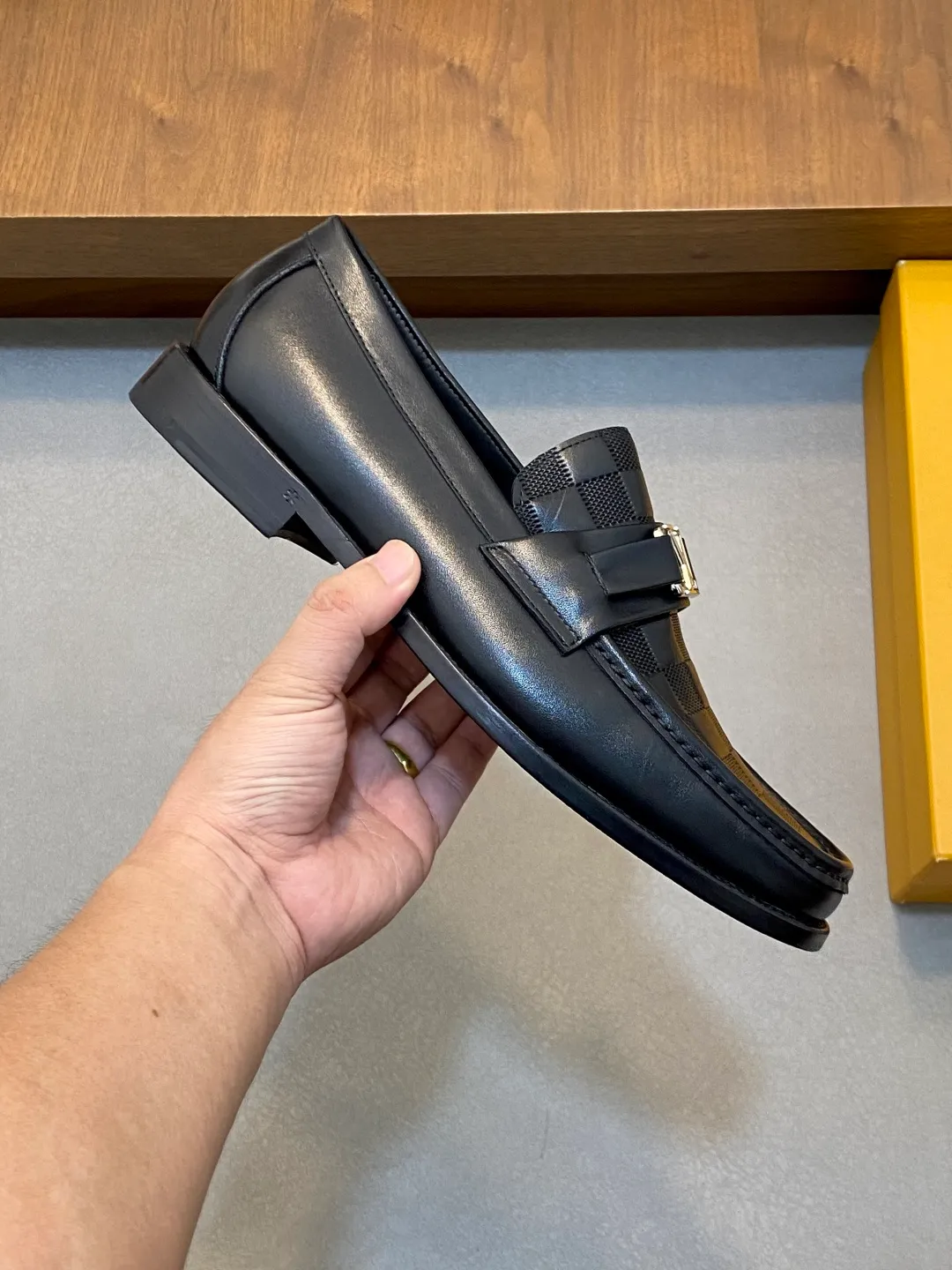 💰920 LV GLOVE slip-on loafers, top quality products produced in Guangzhou, ready for sale! These LV Glove loafers are made of selected soft crystal sheep leather. The leather surface has a slightly wrinkled texture and a very high-end texture. Each pair is unique. The leather surface is light and soft, with a delicate texture and good luster. It is a classic loafer style, with exquisite handmade mark stitching on the toe, and a square toe configuration to highlight the classic style. The horizontal band has hot-printed LV three-dimensional letters, semi-solid handcrafts and a genuine leather outsole, and a rubber patch on the heel to create wear-resistant performance and comfort. One of the must-have loafers for men! Comes with full original packaging! Code number: 39-40-41-42-43-44 (45 customized) standard leather shoe code